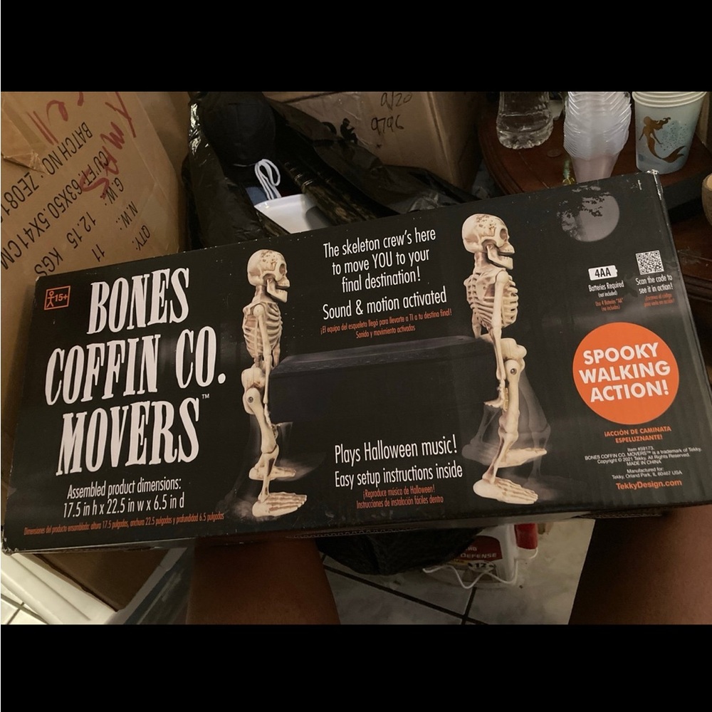 Animatronic Coffin-Carrying Skeletons w/Music